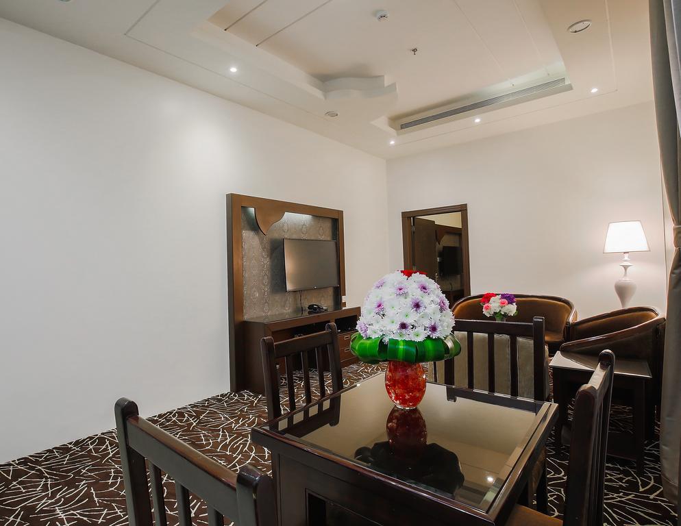 Rest Night Serviced Apartments- Alhamra Riad Exterior foto A suite at the hotel