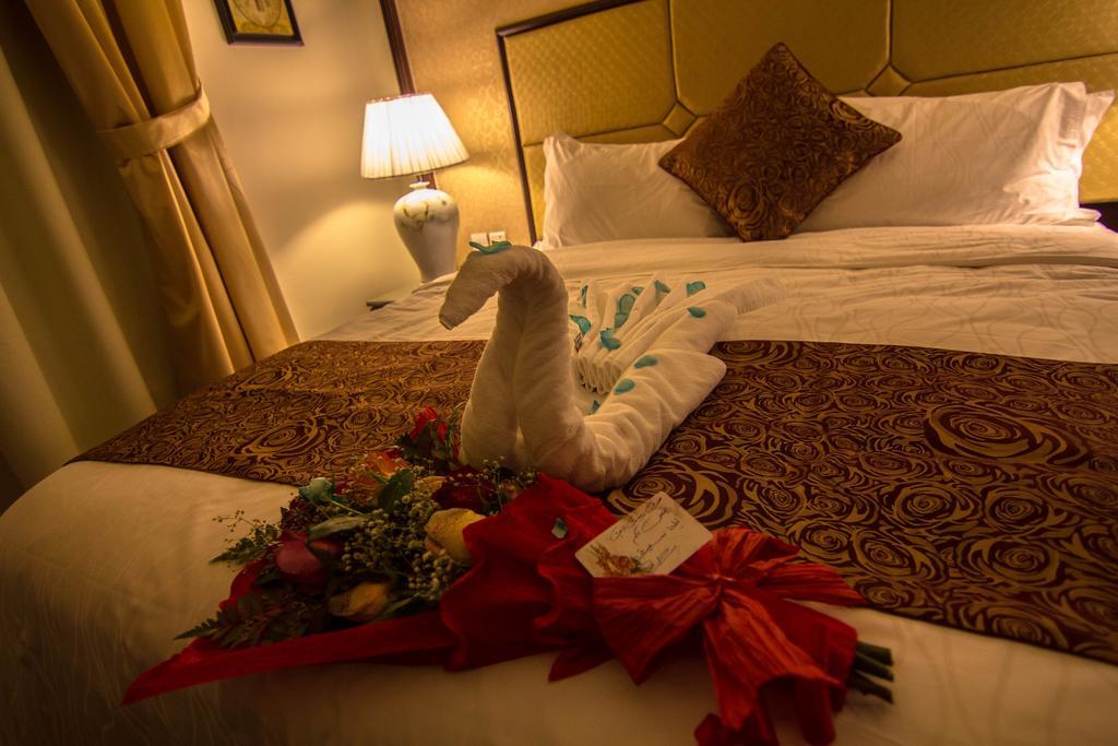 Rest Night Serviced Apartments- Alhamra Riad Habitación foto A towel swan