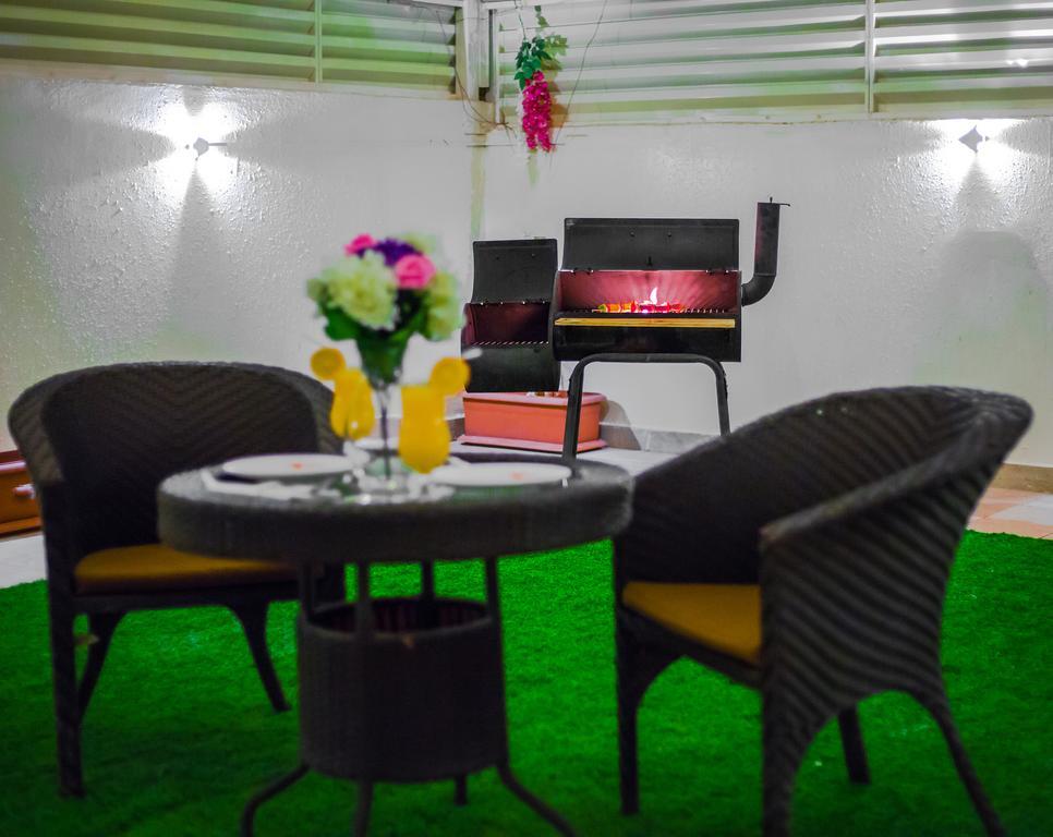 Rest Night Serviced Apartments- Alhamra Riad Exterior foto A barbecue in a hotel