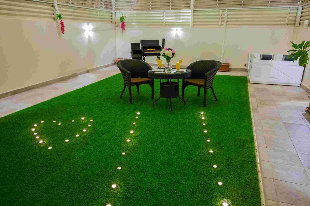 Rest Night Serviced Apartments- Alhamra Riad Exterior foto Artificial grass in a home