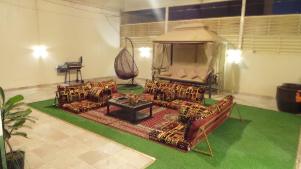 Rest Night Serviced Apartments- Alhamra Riad Exterior foto A majlis in a hotel in Dubai
