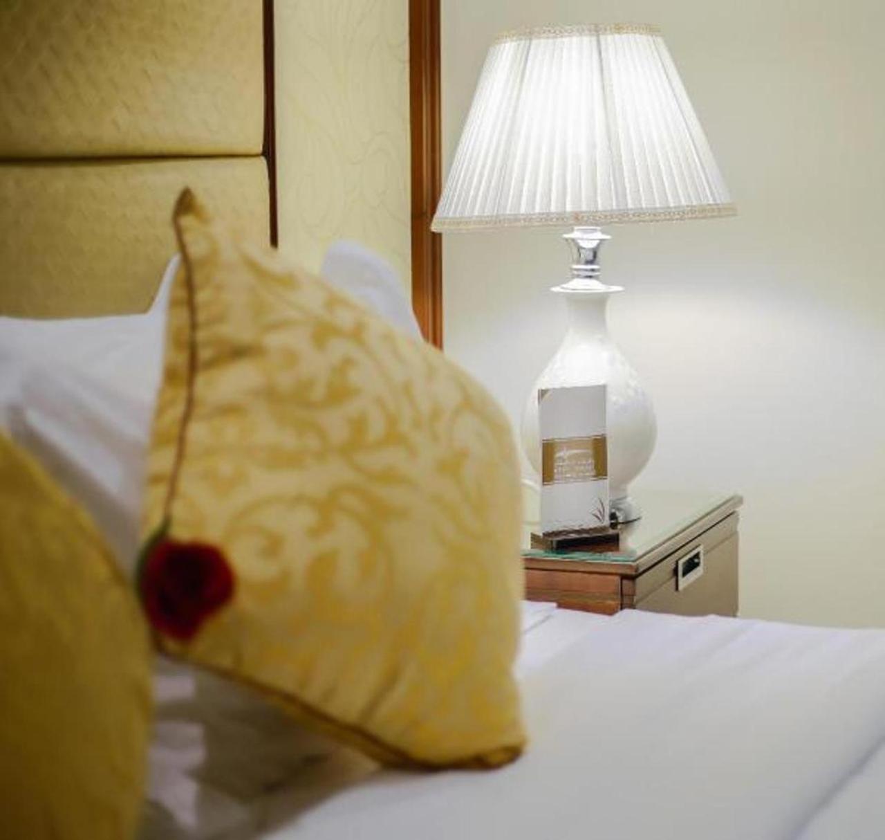 Rest Night Serviced Apartments- Alhamra Riad Exterior foto A lamp on a bedside table
